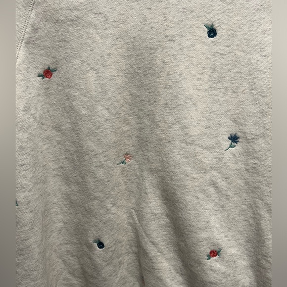 Old Navy Gray Vintage Crewneck Sweatshirt Embroidered Flowers Size M - Picture 3 of 6